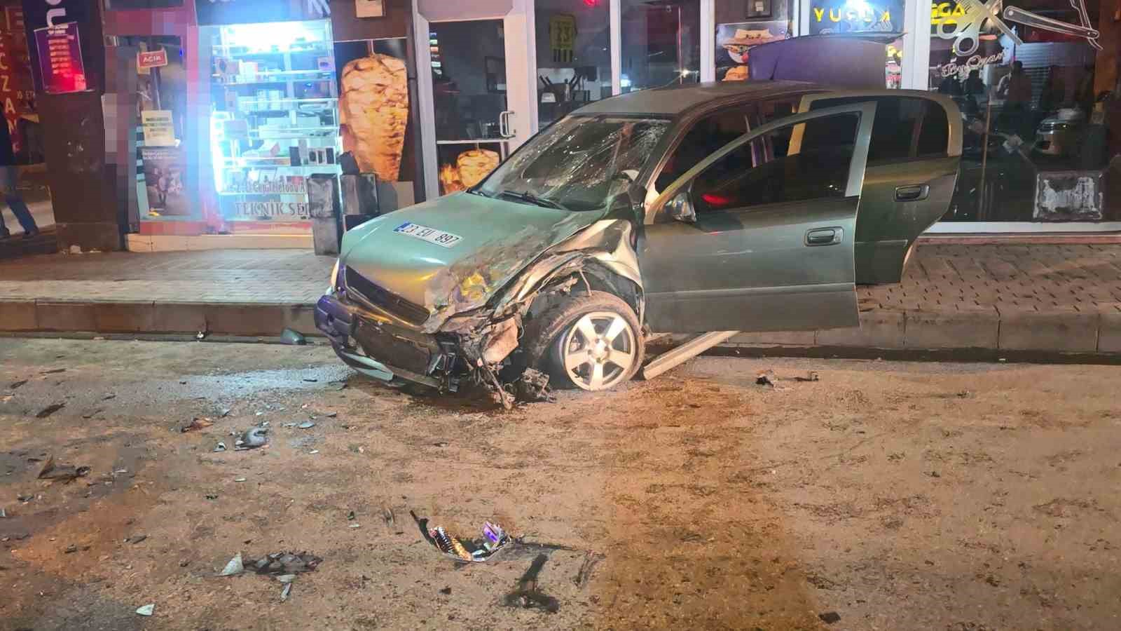 Elazığ’da otomobiller çarpıştı: 1’i ağır 3 yaralı
