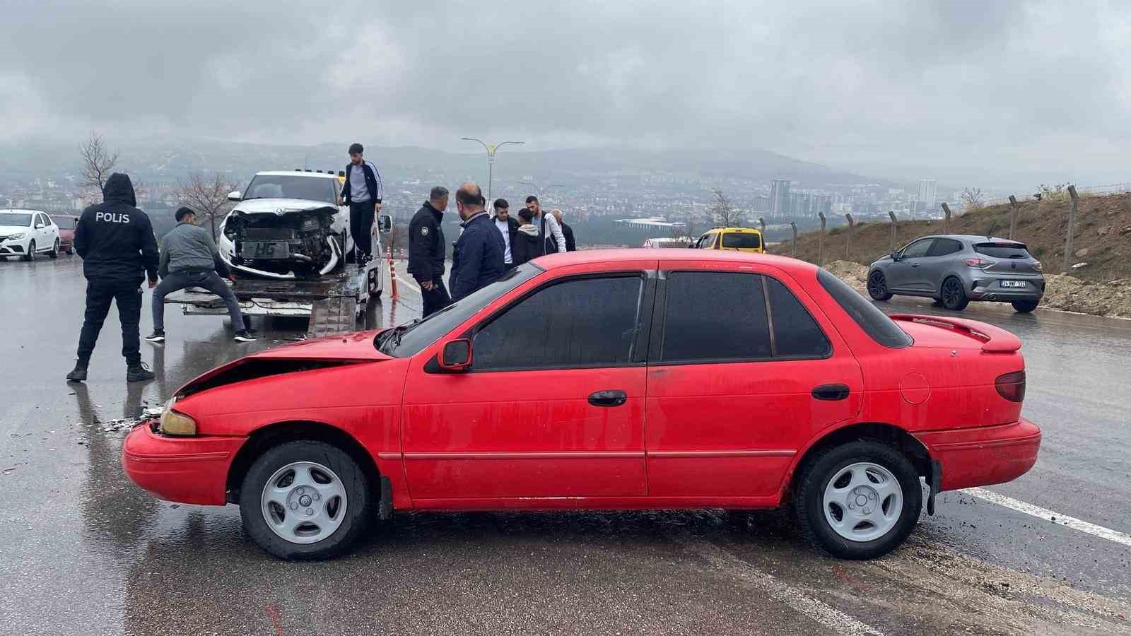 Elazığ’da otomobiller çarpıştı: 3 yaralı
