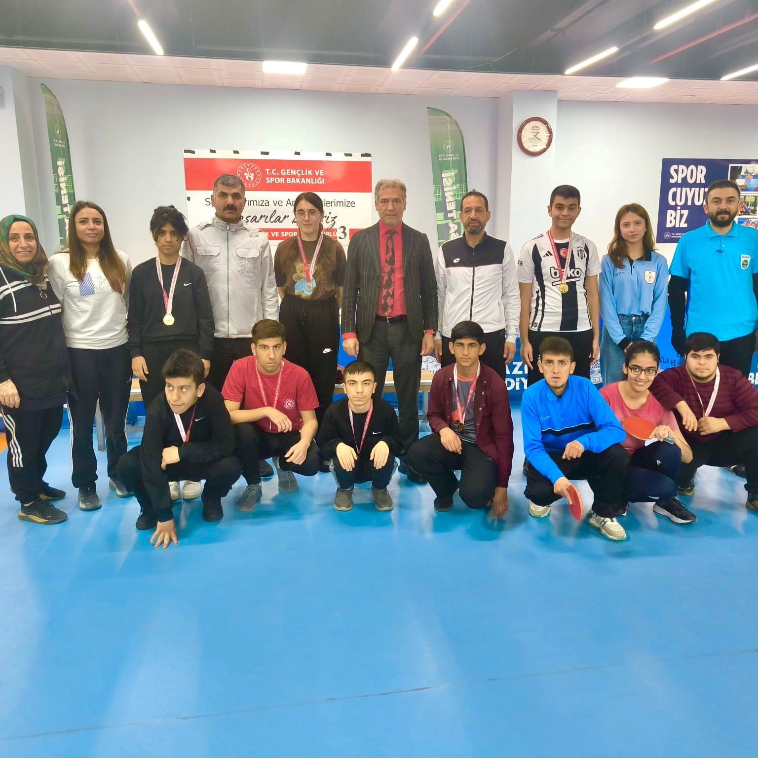 Elazığ’da özel sporcuların masa tenisi ve atletizm heyecanı
