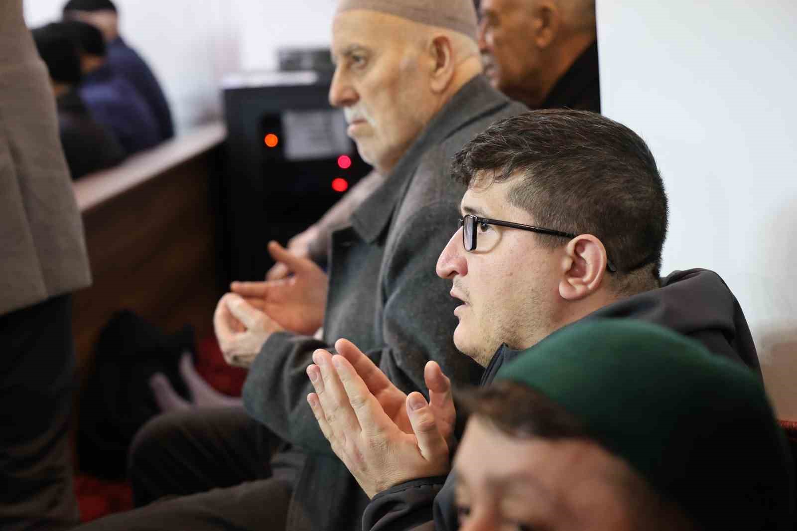 Elazığ’da Ramazan ayının ilk teravihinde camiler dolup taştı
