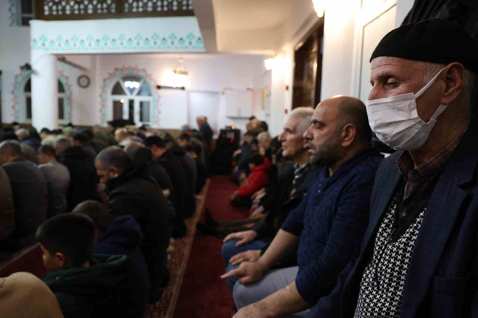 Elazığ’da Ramazan ayının ilk teravihinde camiler dolup taştı
