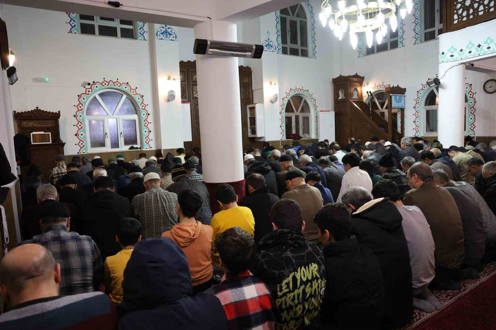 Elazığ’da Ramazan ayının ilk teravihinde camiler dolup taştı
