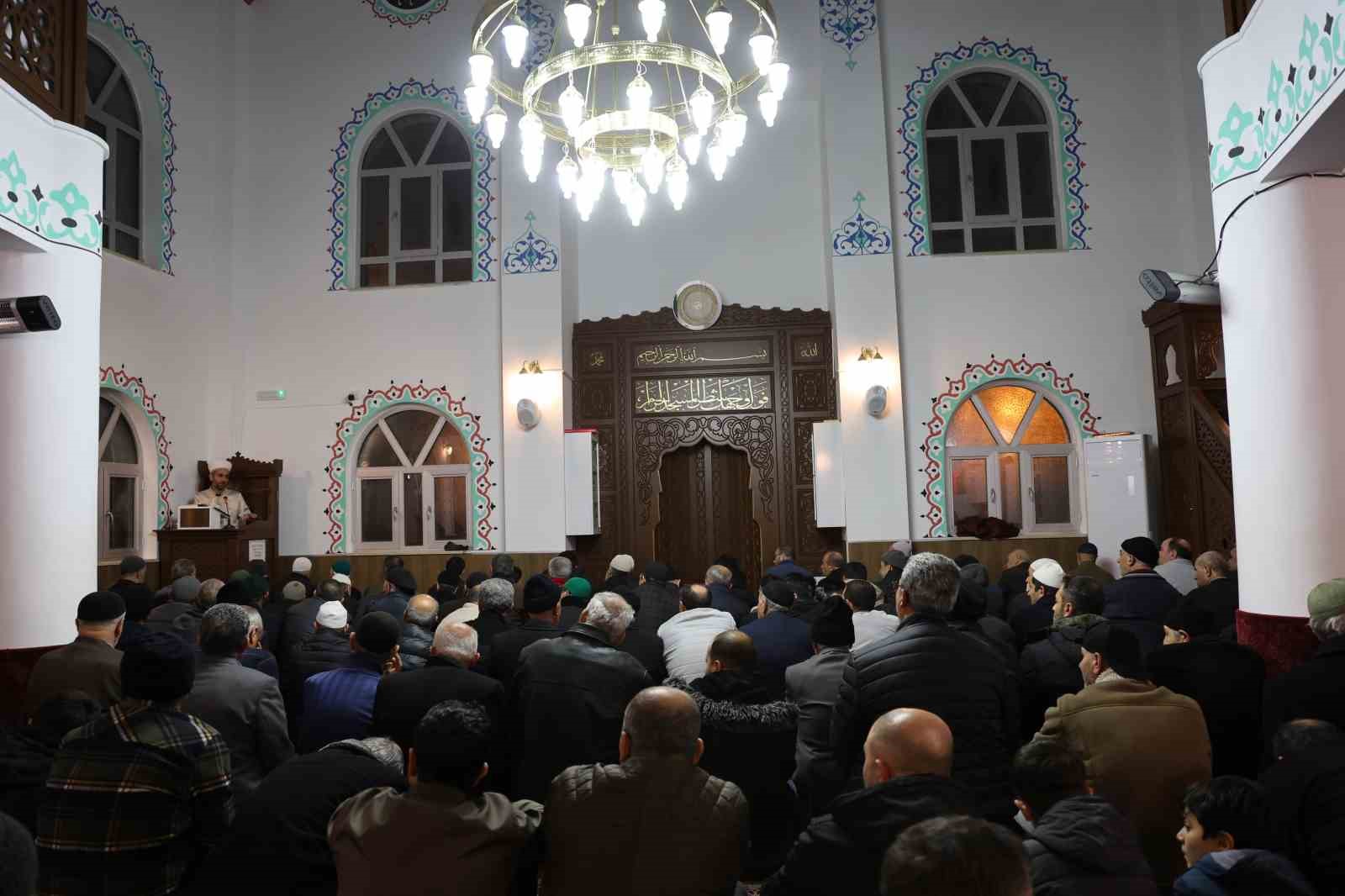 Elazığ’da Ramazan ayının ilk teravihinde camiler dolup taştı
