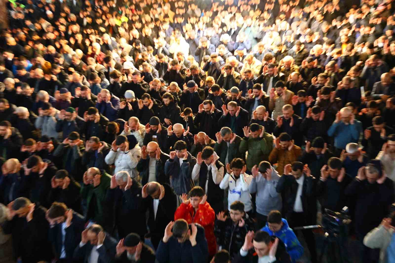 Elazığ’da Ramazan Bayramı namazında camiler doldu taştı
