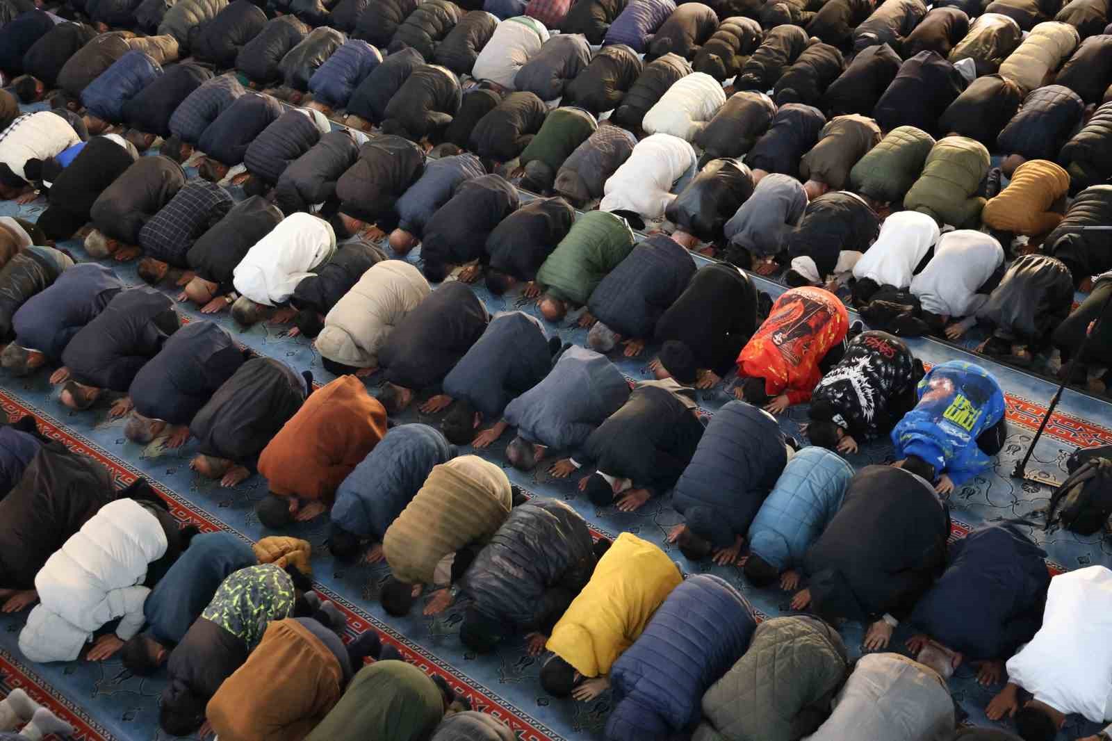 Elazığ’da Ramazan Bayramı namazında camiler doldu taştı
