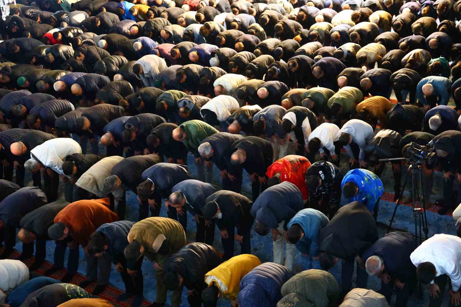 Elazığ’da Ramazan Bayramı namazında camiler doldu taştı
