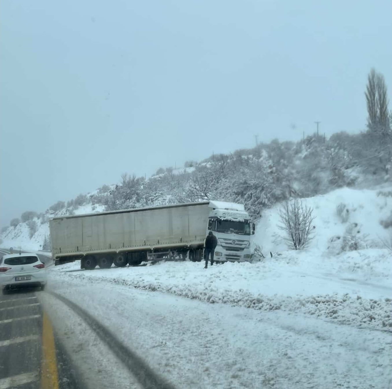 Elazığ’da şarampole kayan tır kara saplandı
