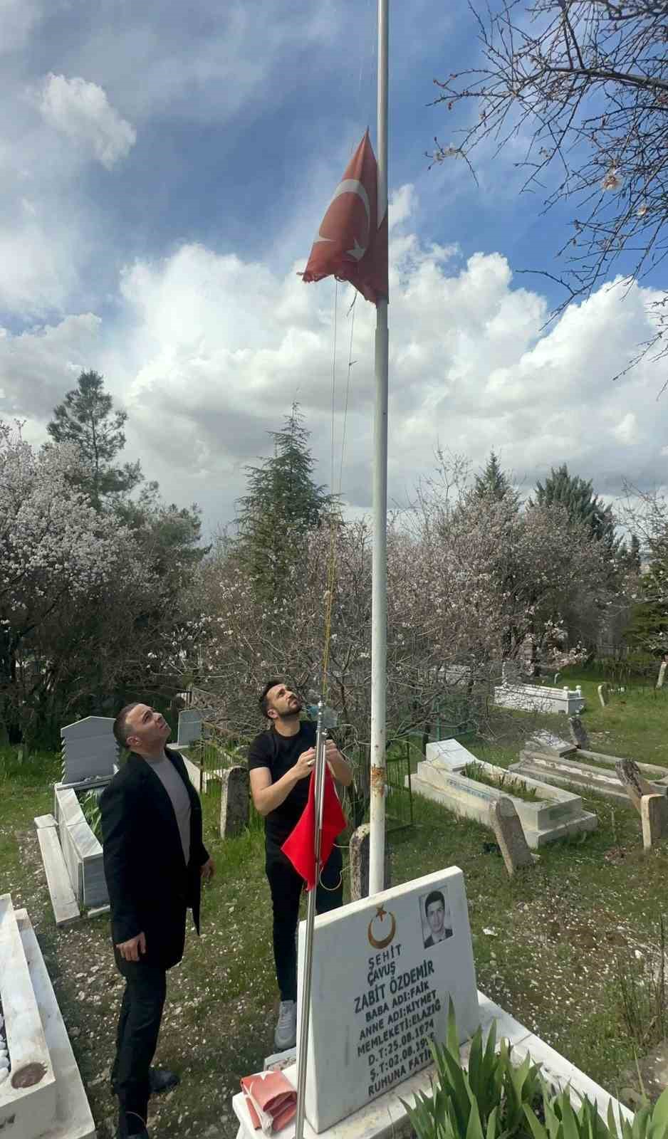 Elazığ’da şehitlikteki bayraklar değiştirildi
