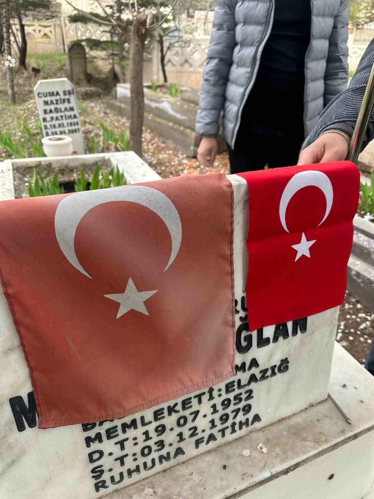 Elazığ’da şehitlikteki bayraklar değiştirildi
