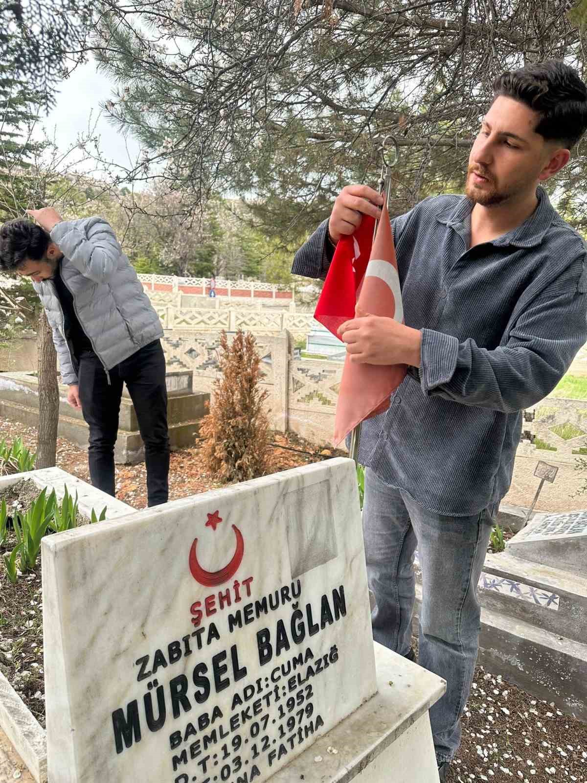 Elazığ’da şehitlikteki bayraklar değiştirildi
