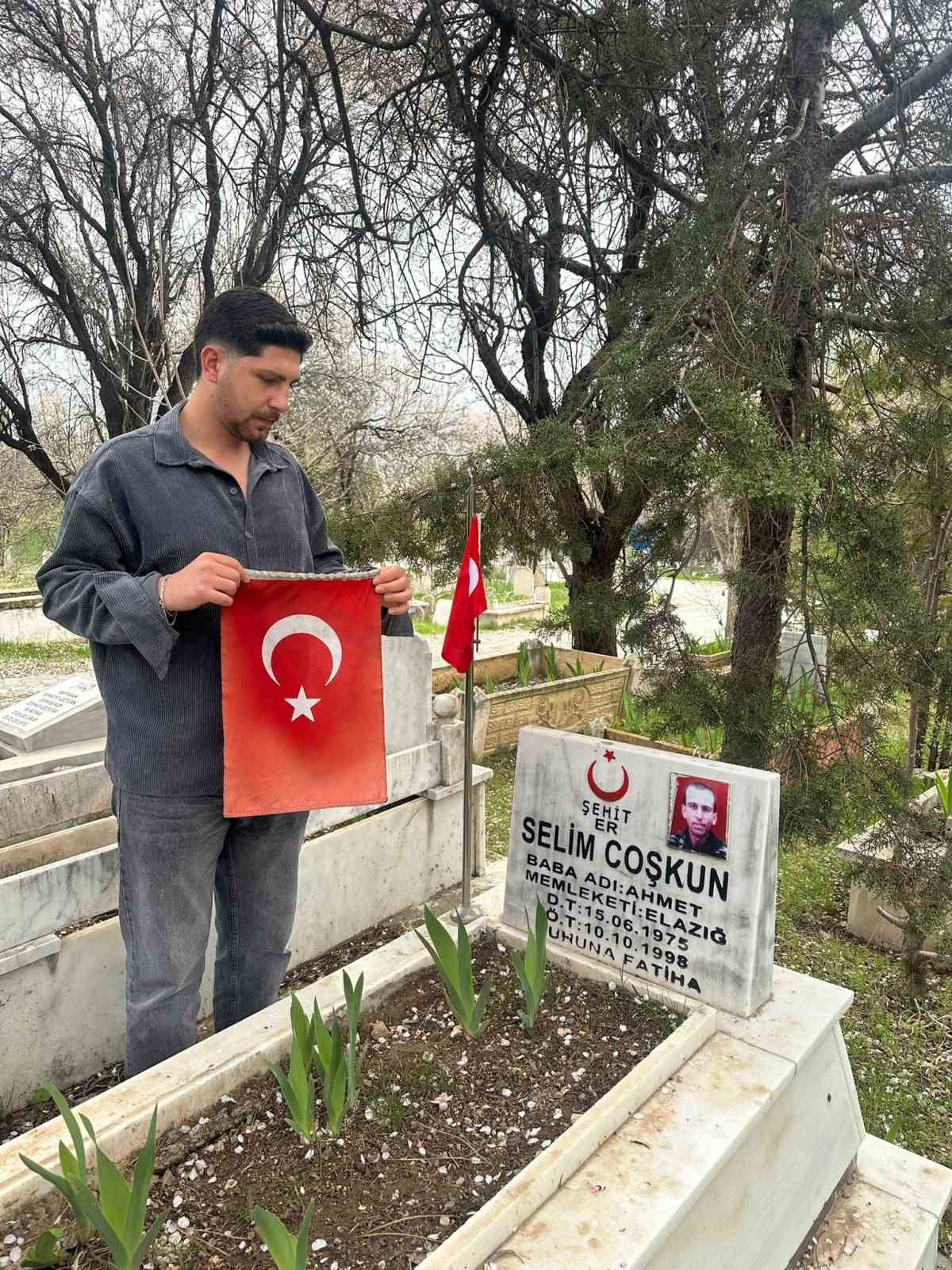 Elazığ’da şehitlikteki bayraklar değiştirildi
