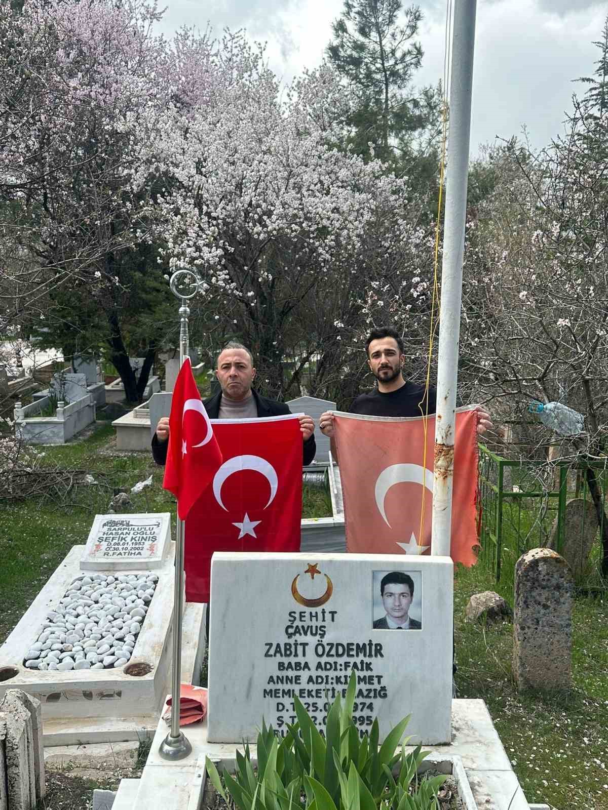 Elazığ’da şehitlikteki bayraklar değiştirildi
