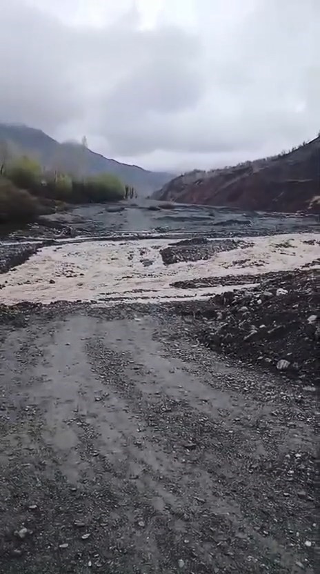 Elazığ’da selden dolayı kapanan yolda çalışma başlatıldı
