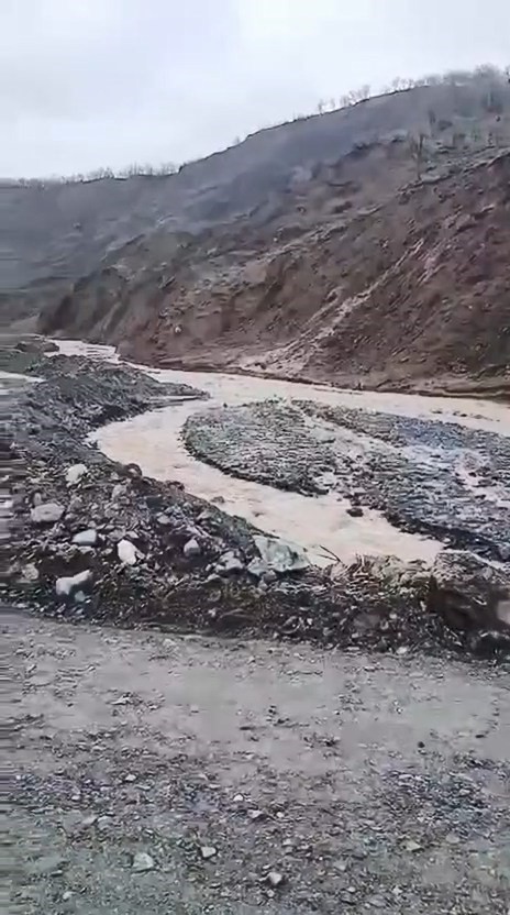 Elazığ’da selden dolayı kapanan yolda çalışma başlatıldı
