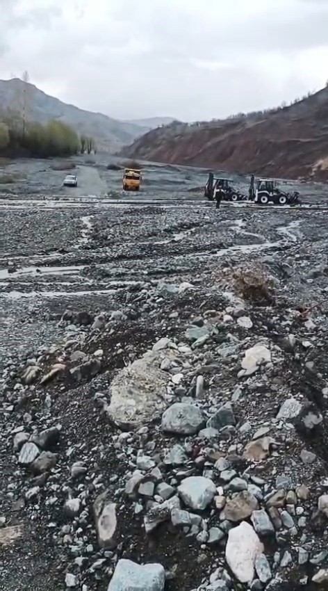 Elazığ’da selden dolayı kapanan yolda çalışma başlatıldı
