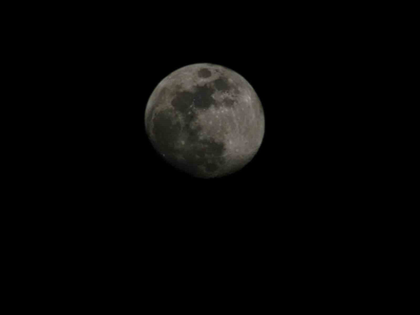 Elazığ’da şişkin ay gökyüzünü süsledi
