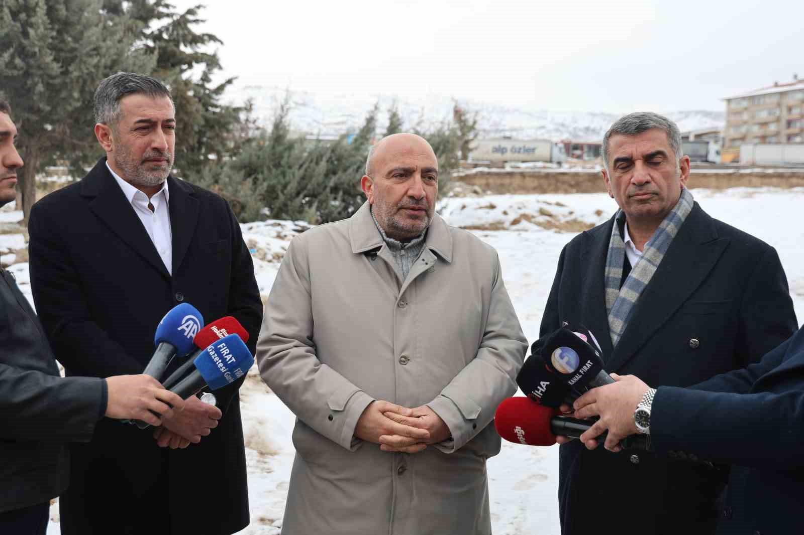 Elazığ’da siyasiler, yeni hastane için tek yumruk oldu
Elazığ’da siyasiler, yeni hastane için tek yumruk oldu