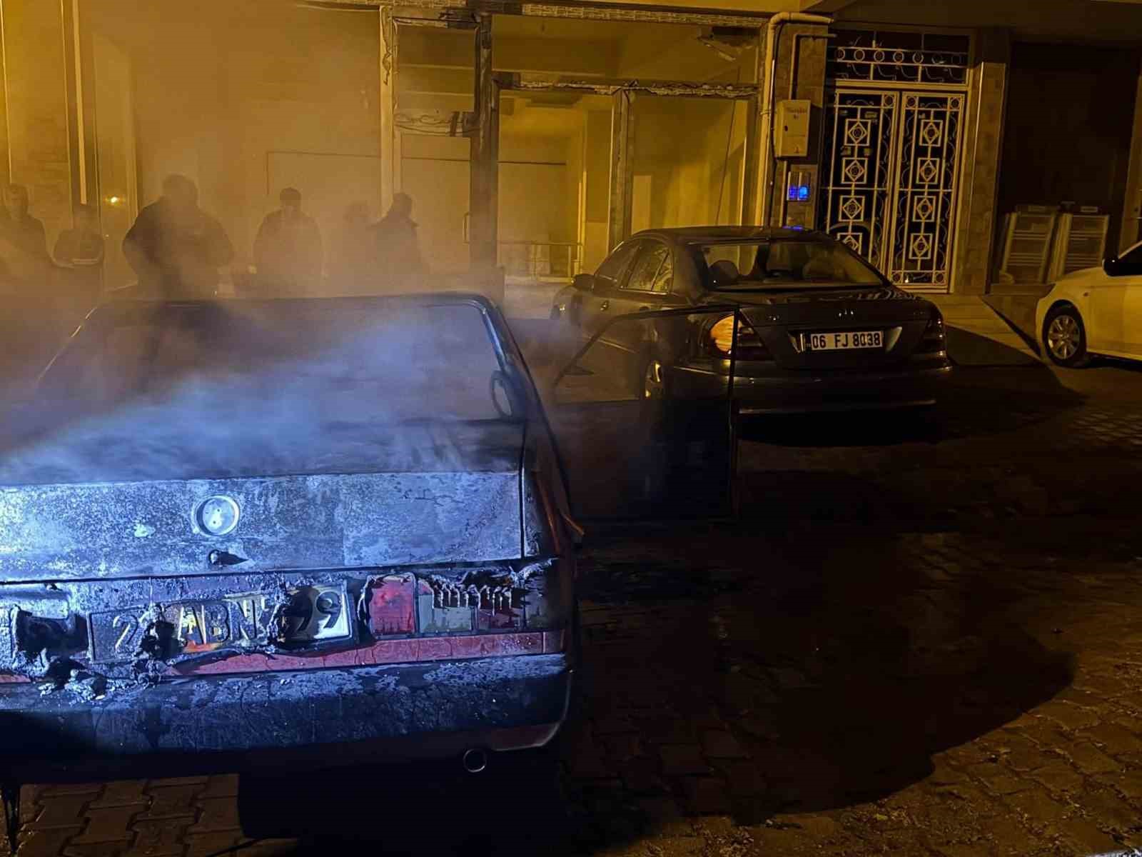 Elazığ’da TOFAŞ araç alev alev yandı
