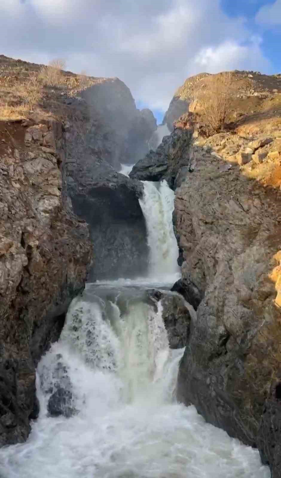 Elazığ’da yağışlar sonrası şelale coştu
