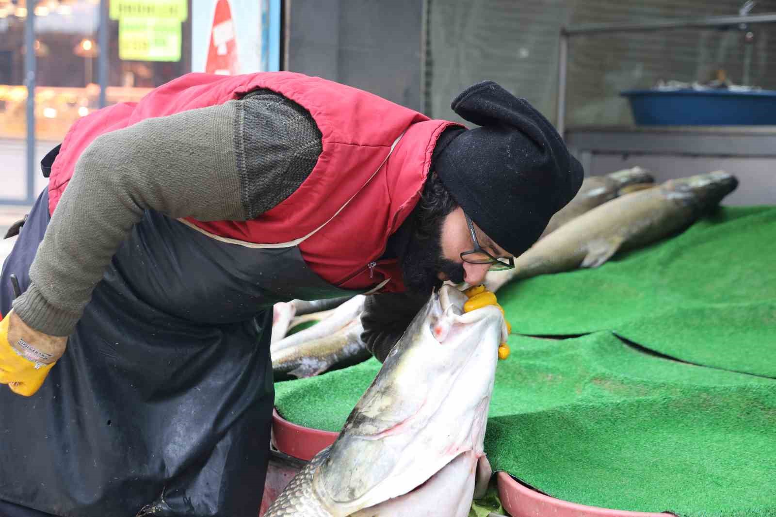 Elazığ’da yakalanan 78 kilogram ağırlığındaki turna balığını iki kişi zor taşıdı
