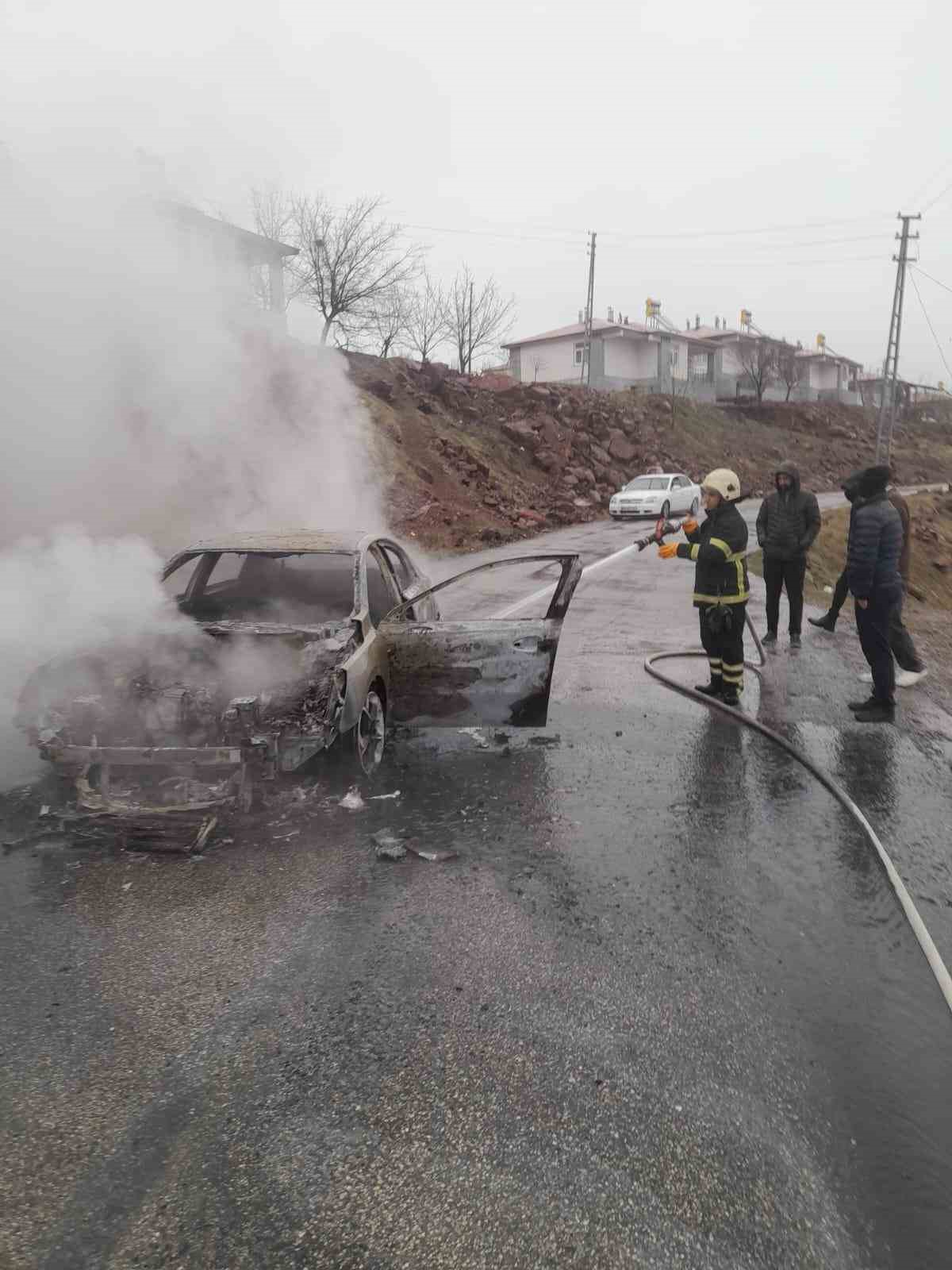 Elazığ’da yanan otomobil küle döndü
