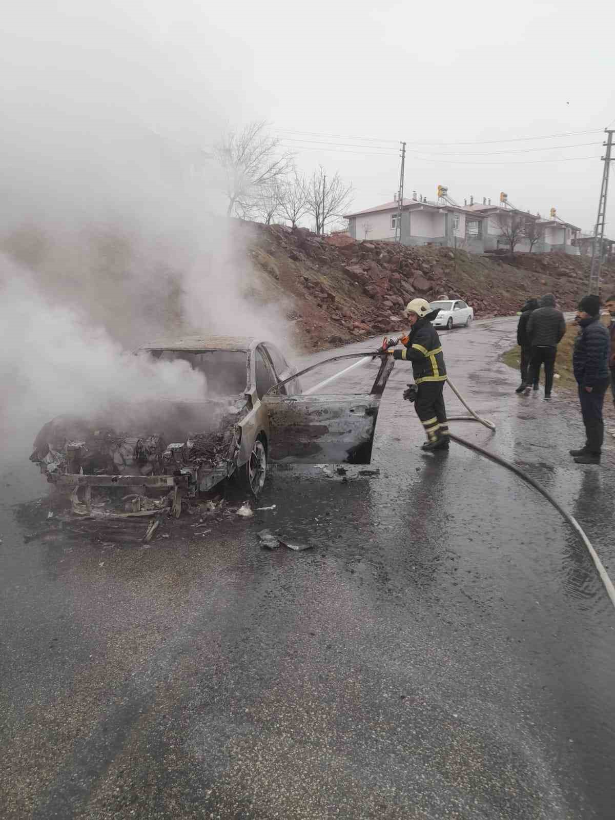 Elazığ’da yanan otomobil küle döndü
