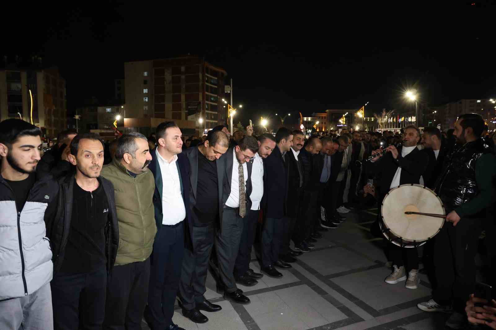 Elazığ’da yüzlerce kişi aynı anda halay çekti: O anlar böyle görüntülendi
