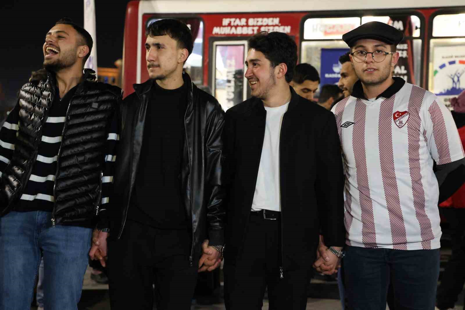 Elazığ’da yüzlerce kişi aynı anda halay çekti: O anlar böyle görüntülendi
