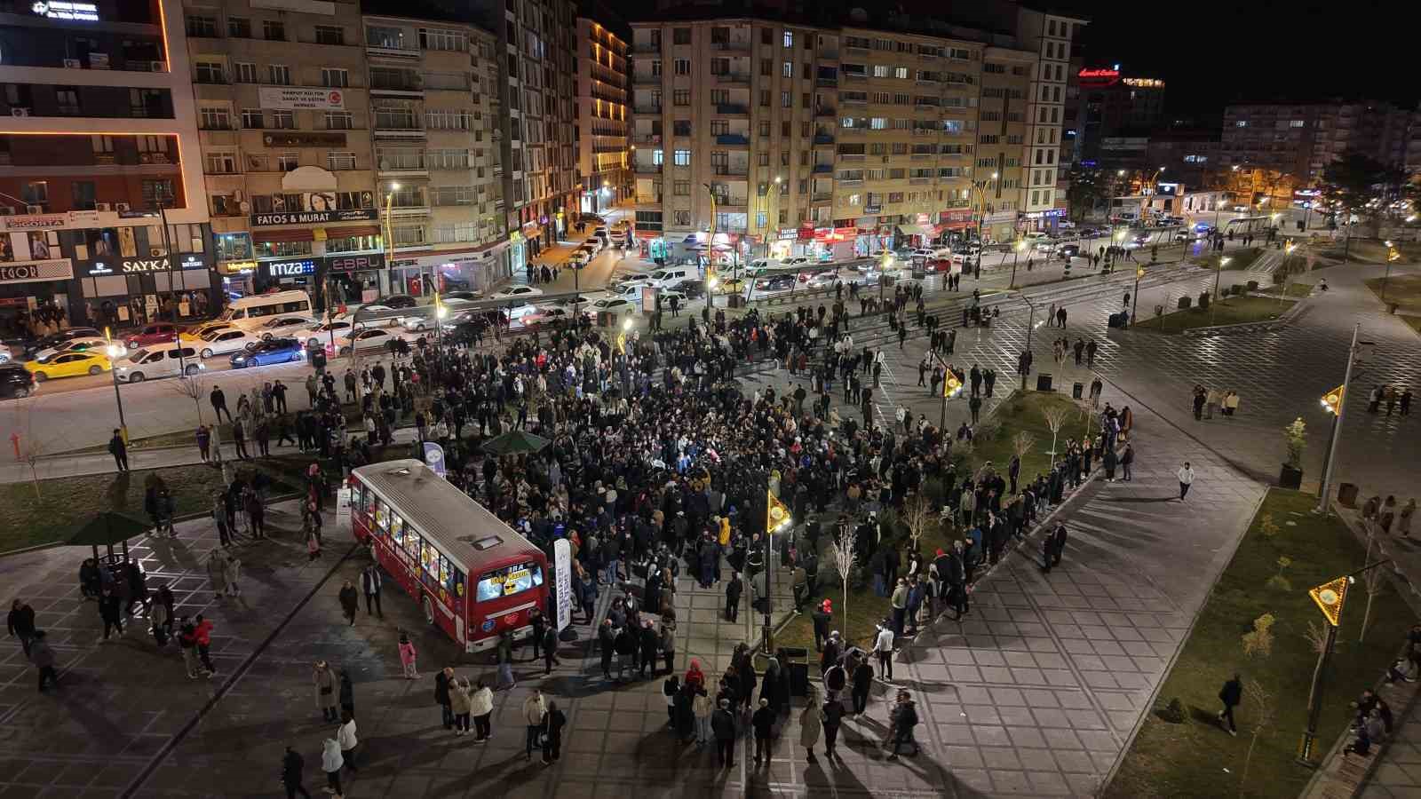 Elazığ’da yüzlerce kişi aynı anda halay çekti: O anlar böyle görüntülendi
