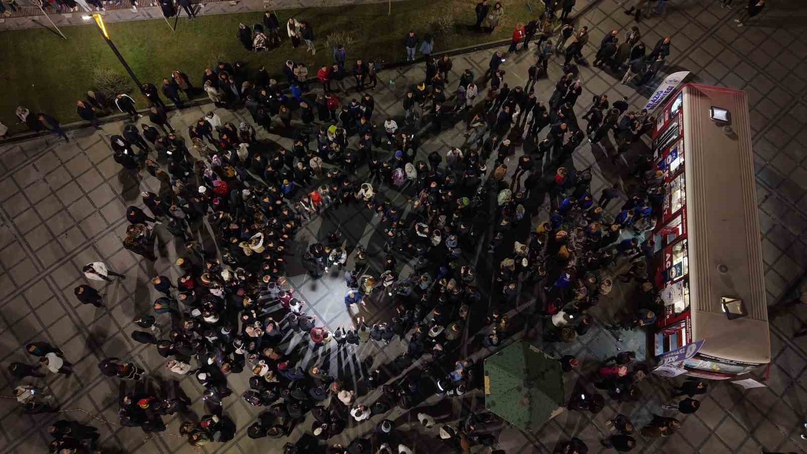 Elazığ’da yüzlerce kişi aynı anda halay çekti: O anlar böyle görüntülendi
