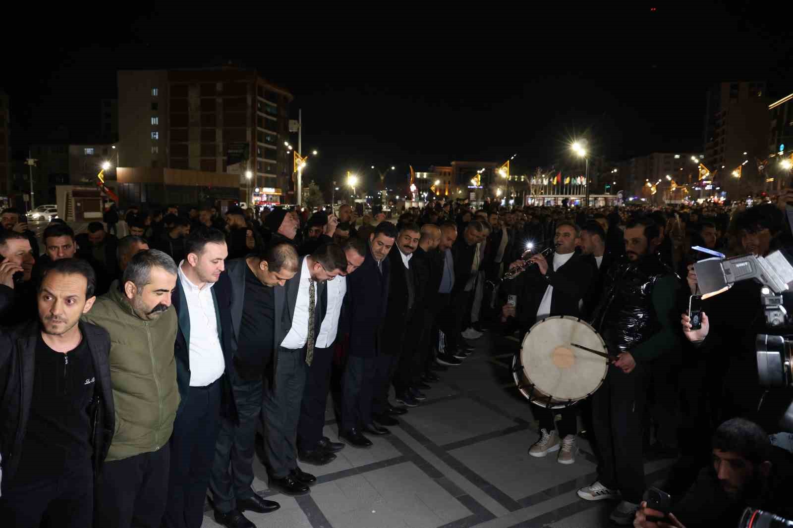 Elazığ’da yüzlerce kişi aynı anda halay çekti: O anlar böyle görüntülendi
