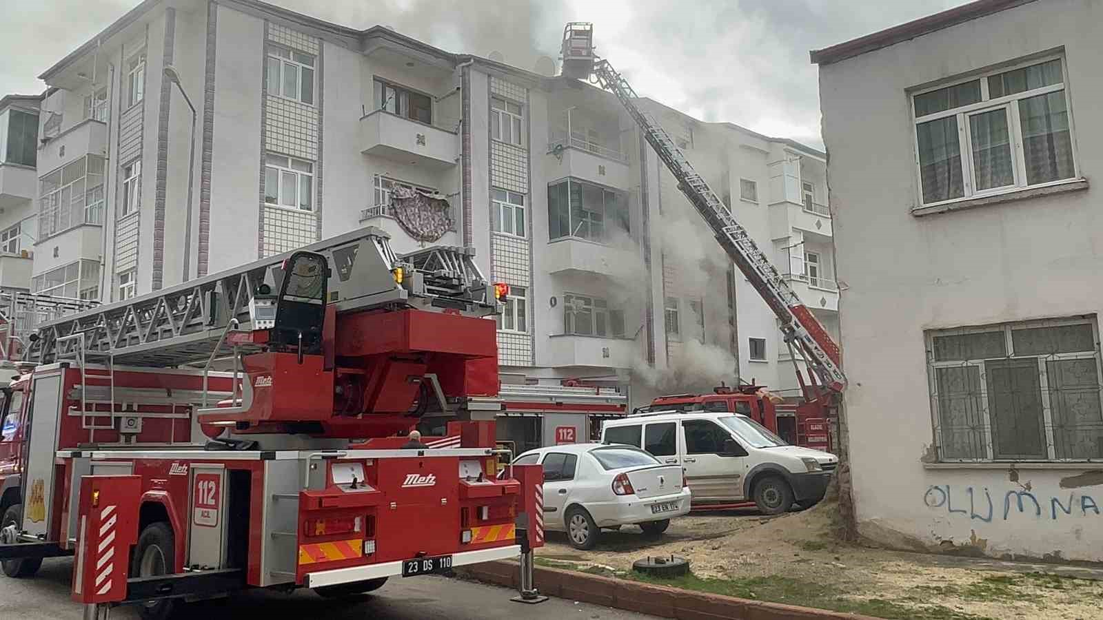 Elazığ’daki korkutan yangın kontrol altına alındı
