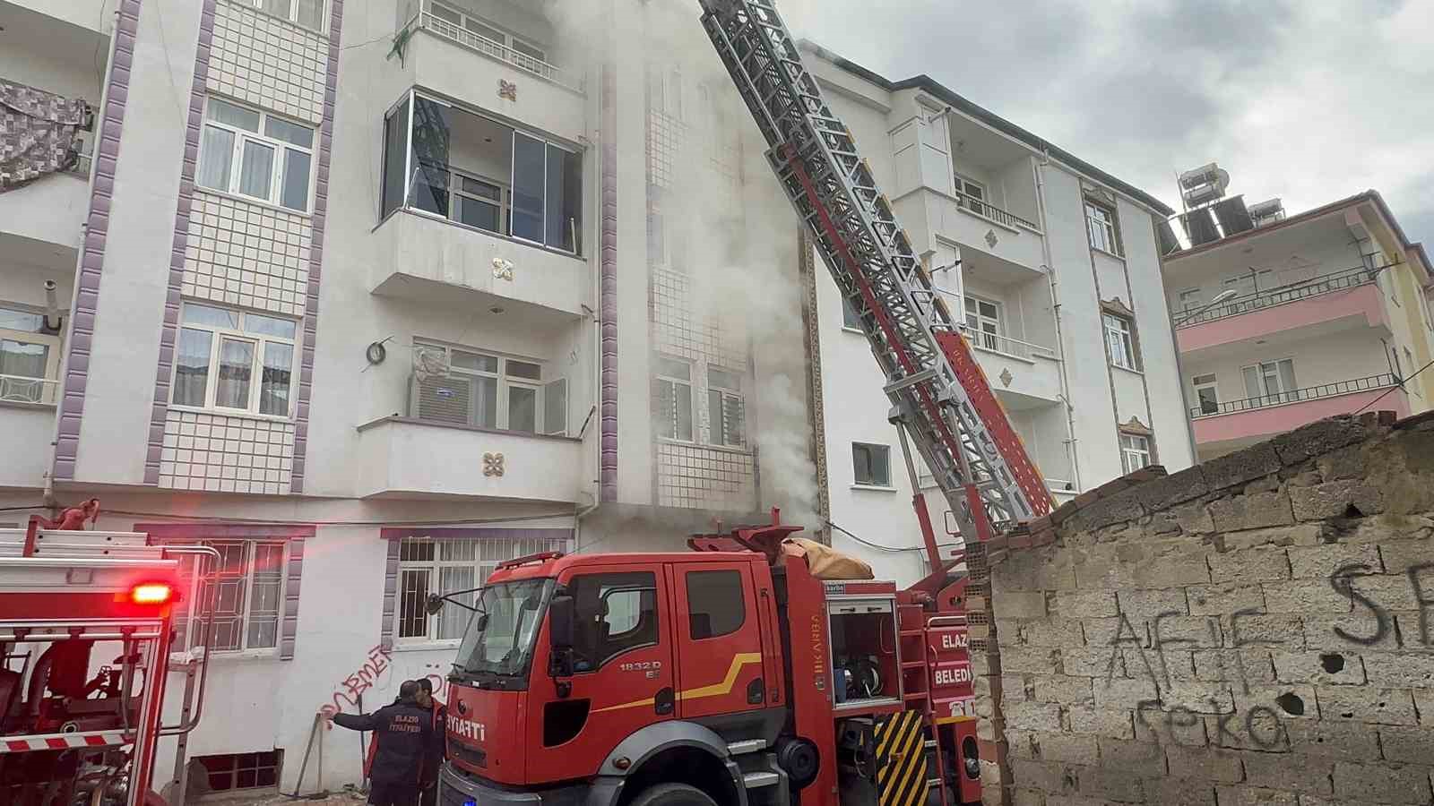 Elazığ’daki korkutan yangın kontrol altına alındı
