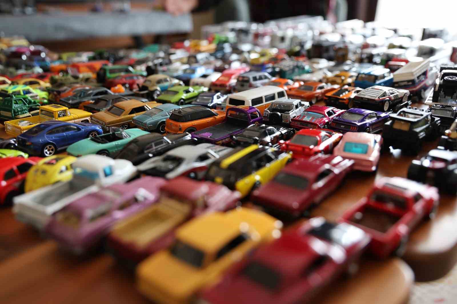Elazığ’lı öğretmen 16 yılda bin 500 model araba topladı
