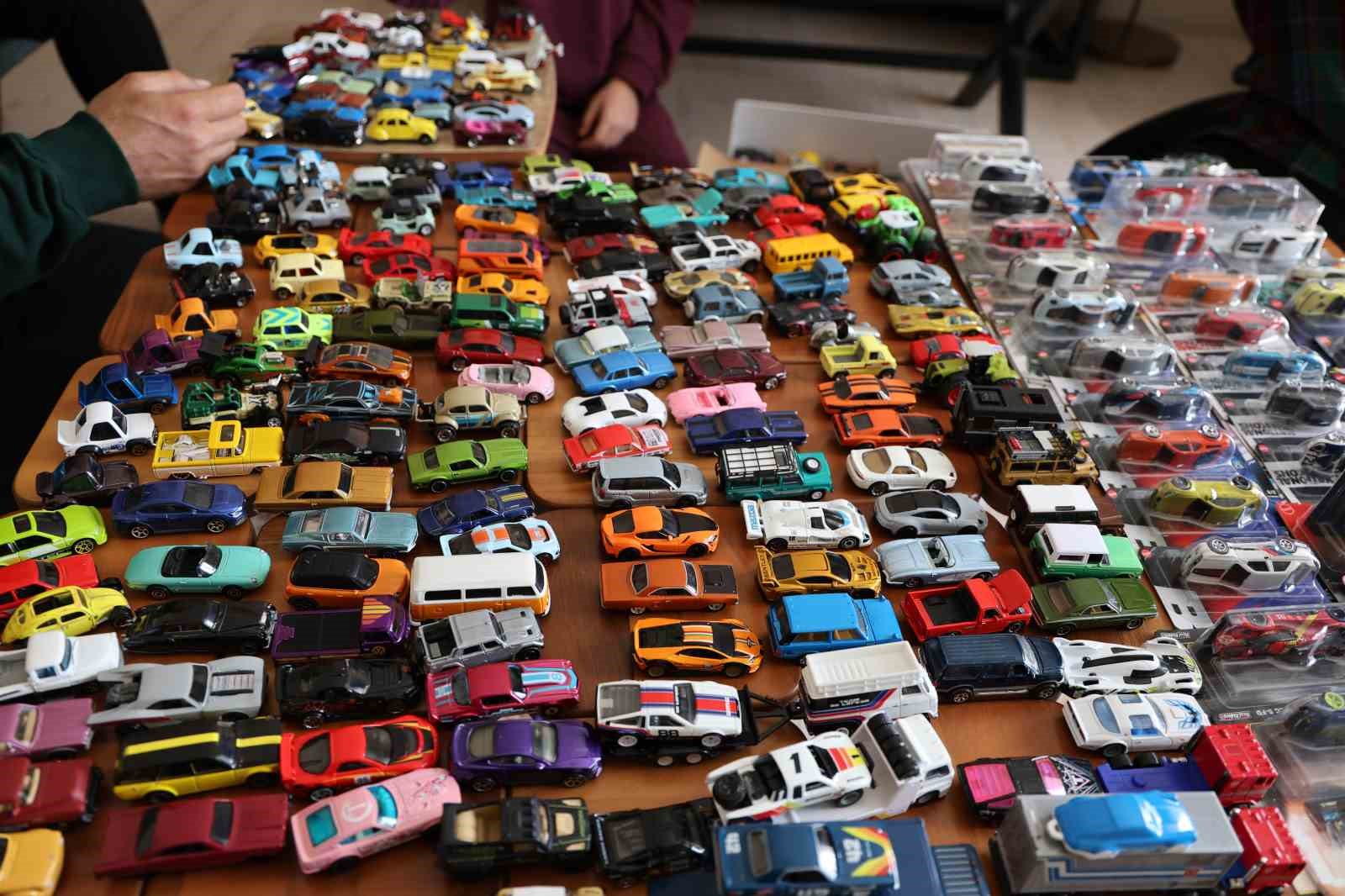 Elazığ’lı öğretmen 16 yılda bin 500 model araba topladı
