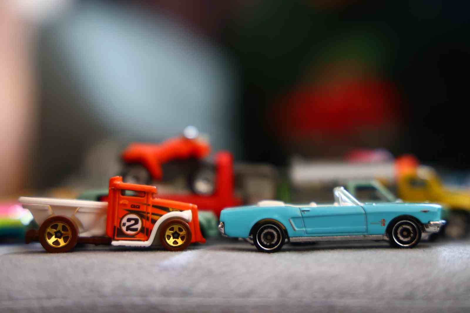 Elazığ’lı öğretmen 16 yılda bin 500 model araba topladı
