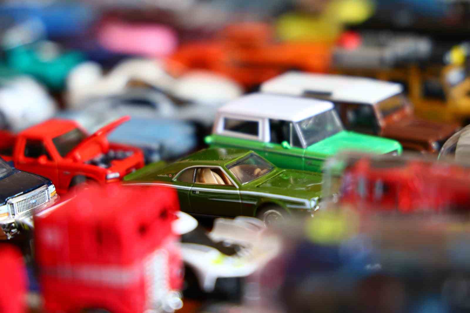 Elazığ’lı öğretmen 16 yılda bin 500 model araba topladı
