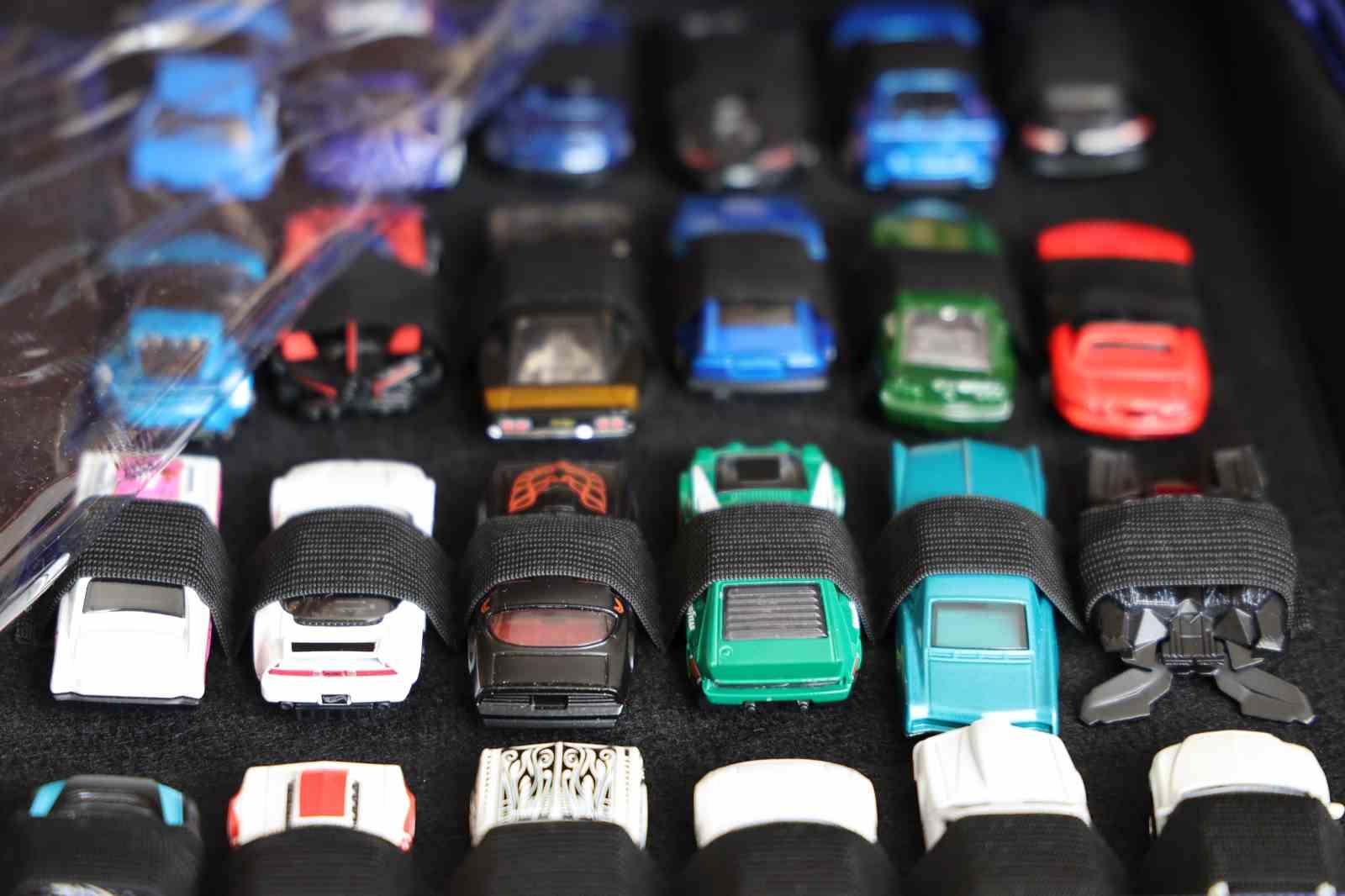 Elazığ’lı öğretmen 16 yılda bin 500 model araba topladı
