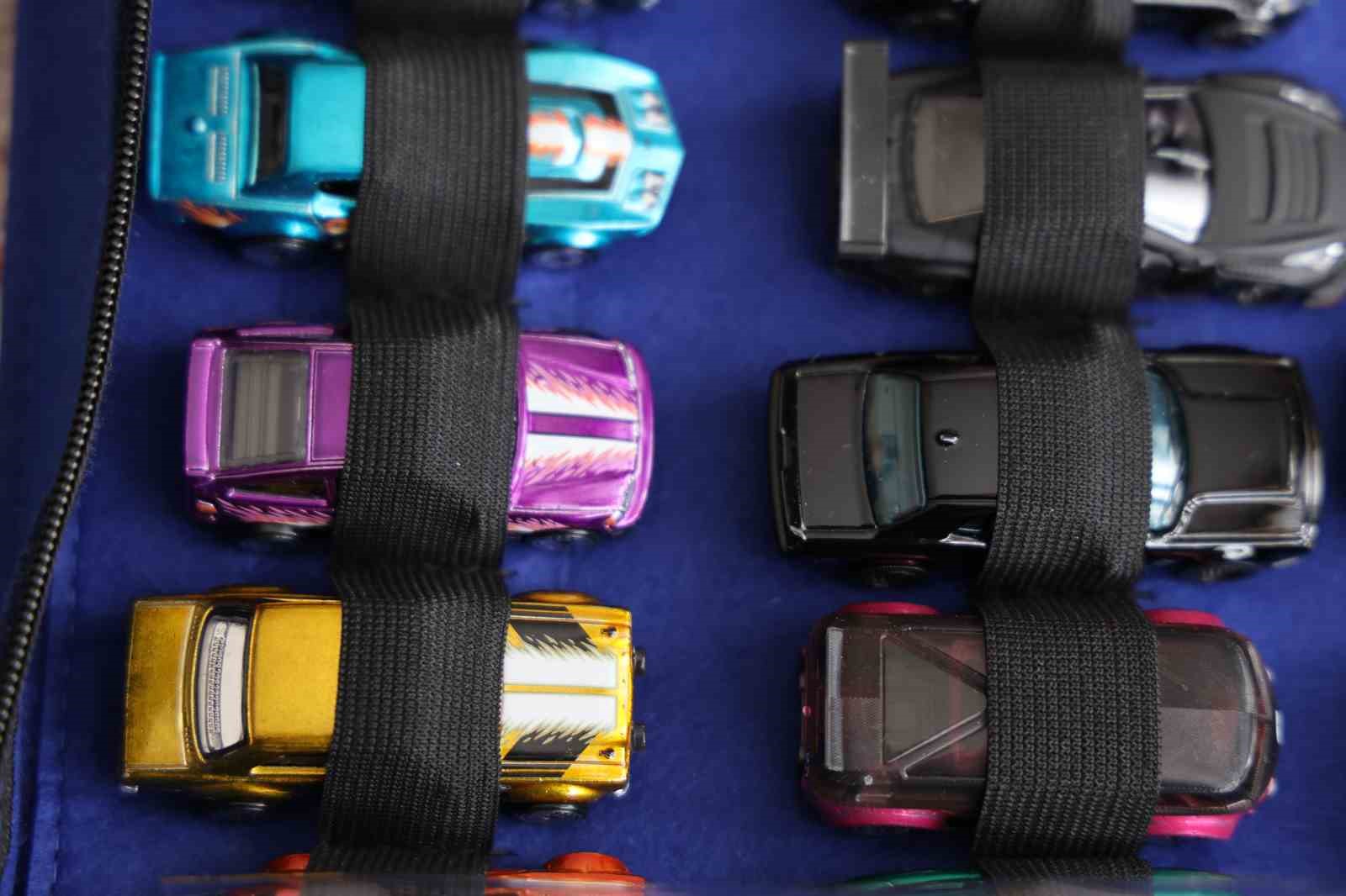 Elazığ’lı öğretmen 16 yılda bin 500 model araba topladı
