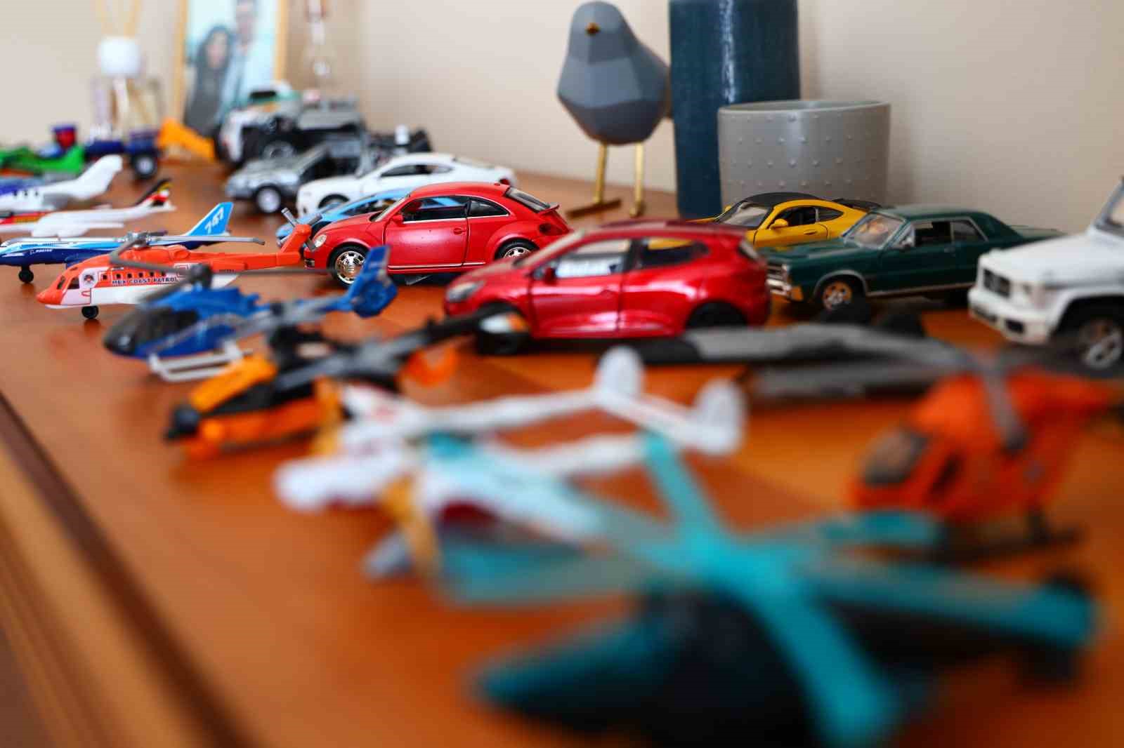 Elazığ’lı öğretmen 16 yılda bin 500 model araba topladı
