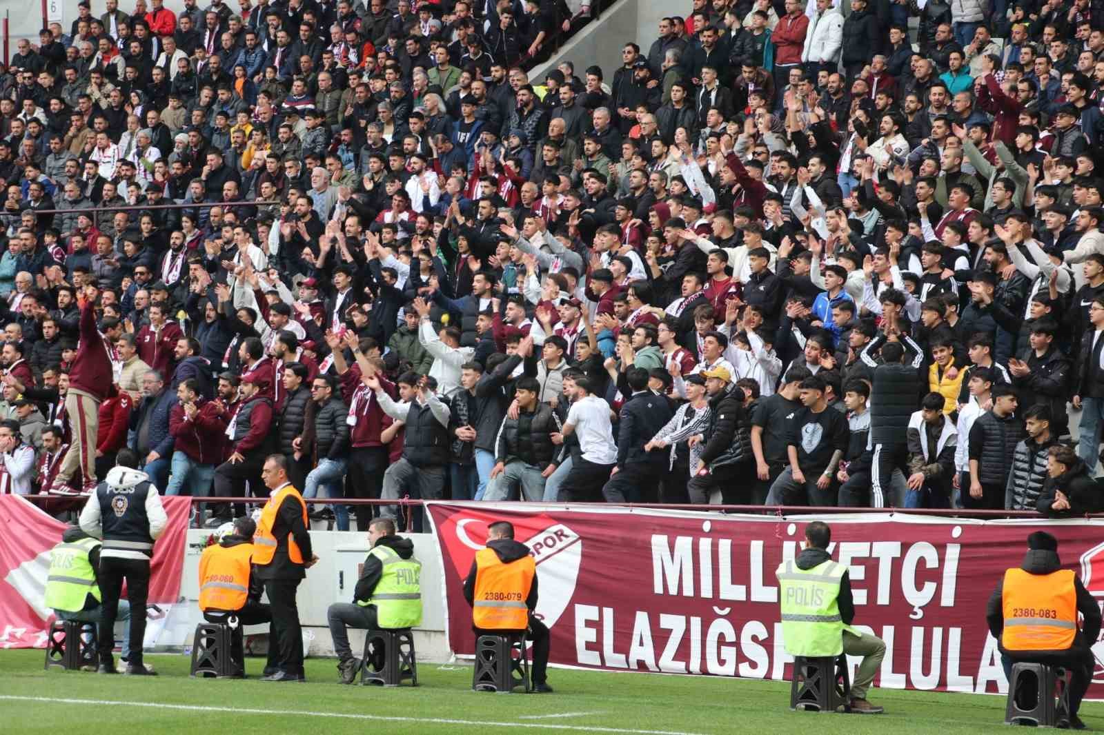 Elazığspor taraftarından polislere çiçek
