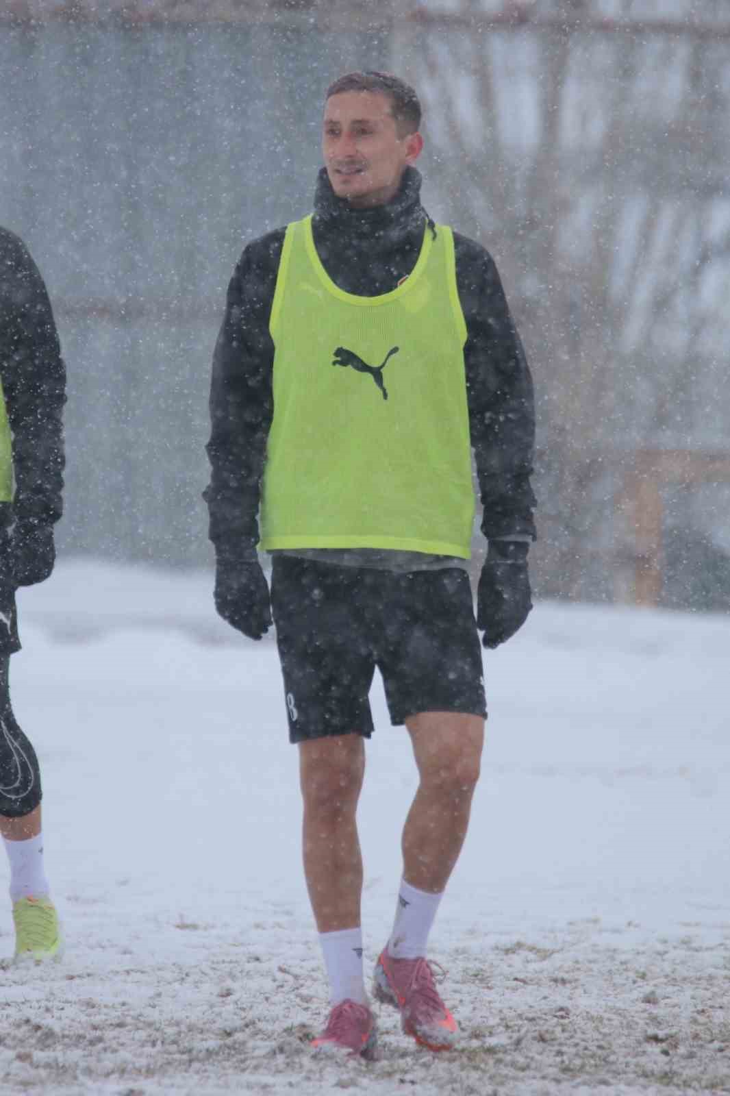 Elazığspor yoğun kar yağışı altında çalıştı
