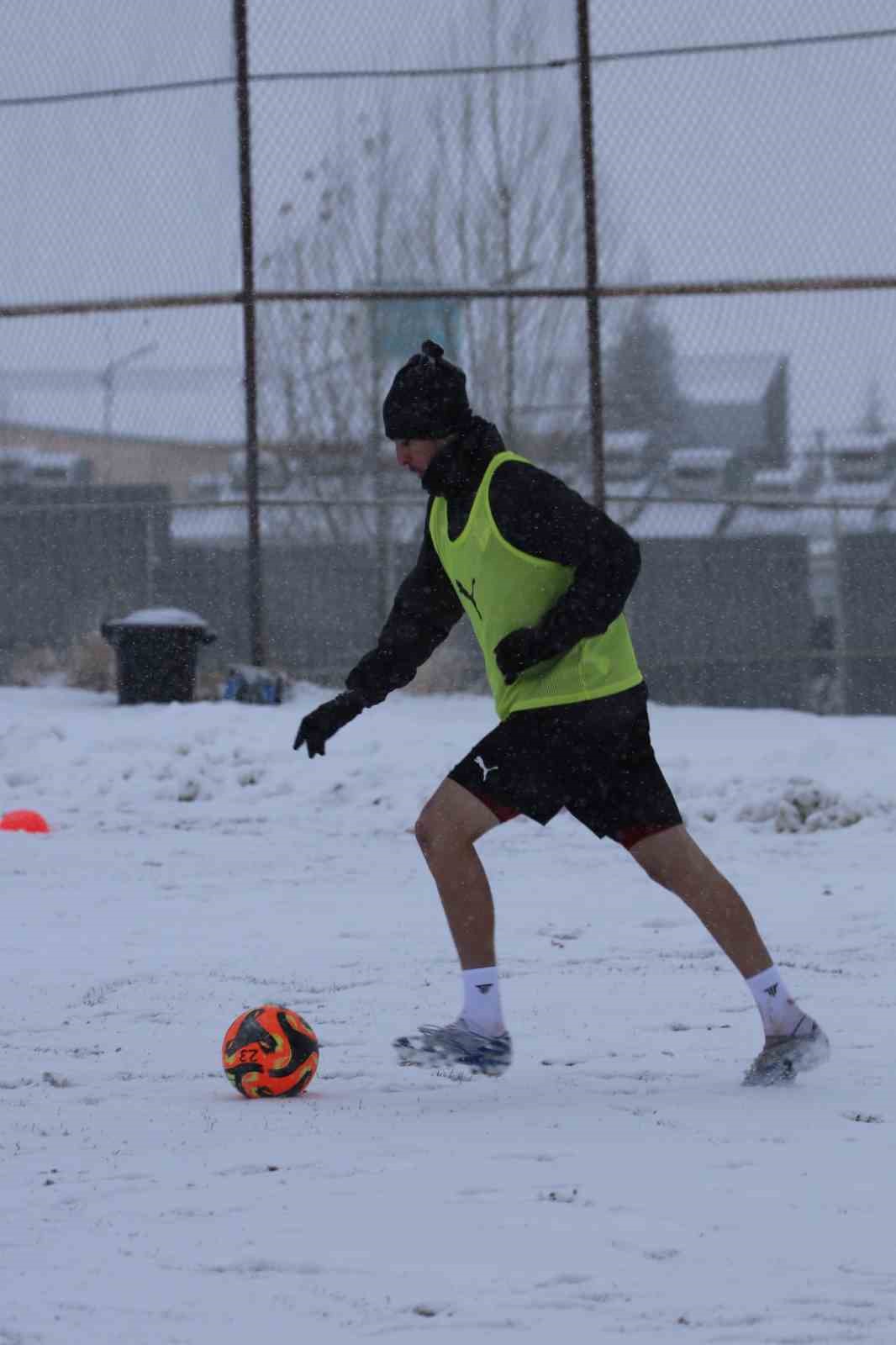 Elazığspor yoğun kar yağışı altında çalıştı
