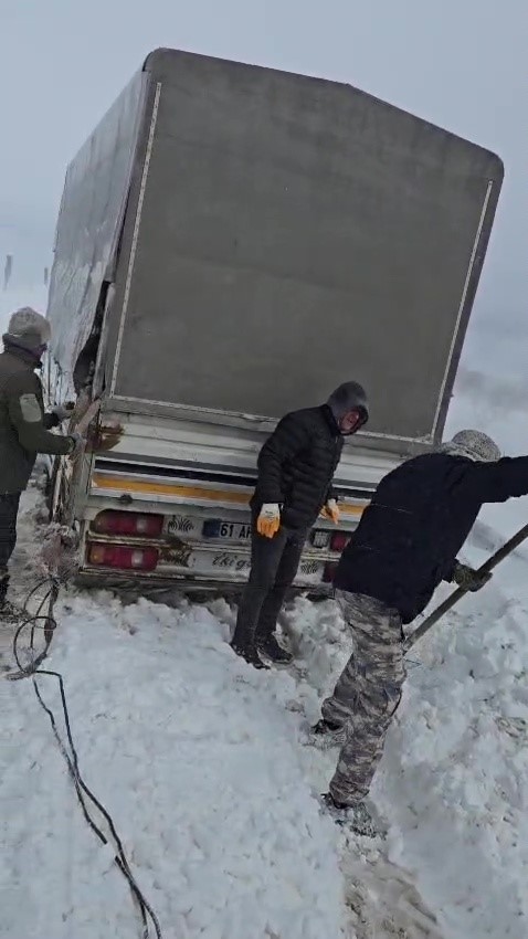 Elbistan-Darende kara yolu ulaşıma kapandı
