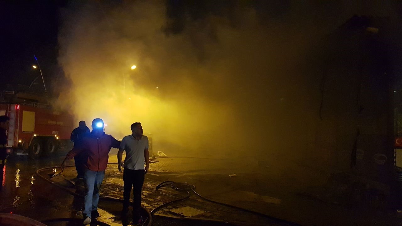 Elektrik malzemesi satan iş yerindeki yangın mahalleliyi sokağa döktü
