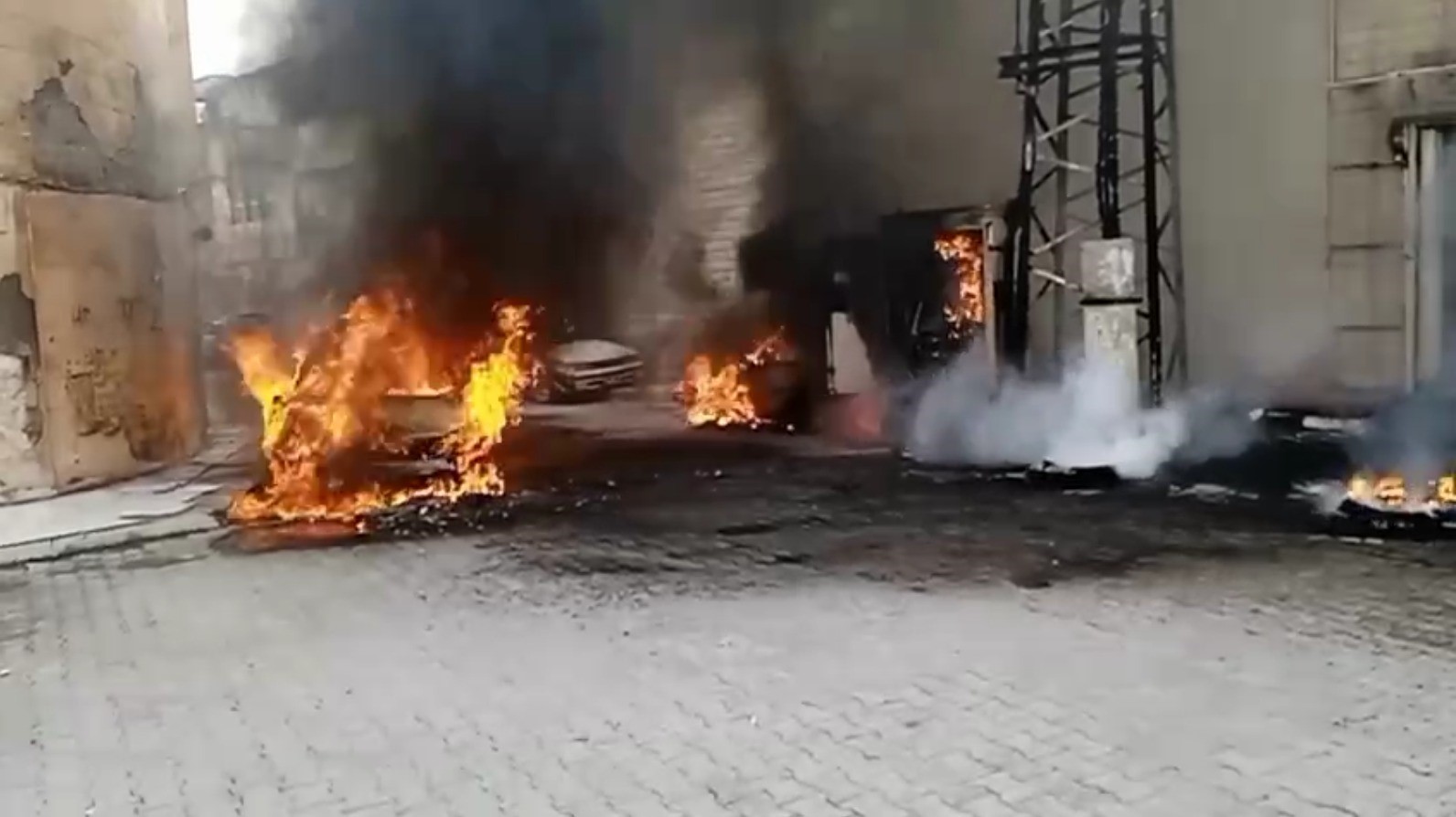 Elektrik panosu alev aldı, 3 araç zarar gördü
