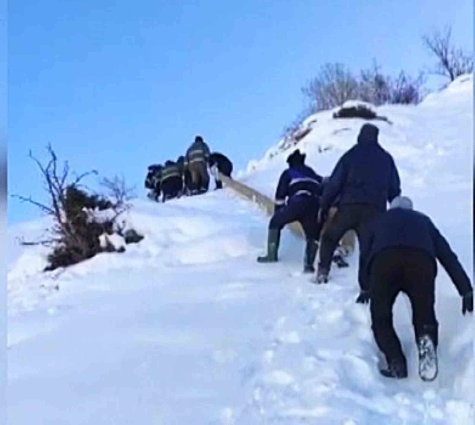 Elektrik şirketi ekipleri, kar yağışının 1 metreyi aştığı bölgede çalışmalarını sürdürüyor
Elektrik şirketi ekipleri, kar yağışının 1 metreyi aştığı bölgede çalışmalarını sürdürüyor