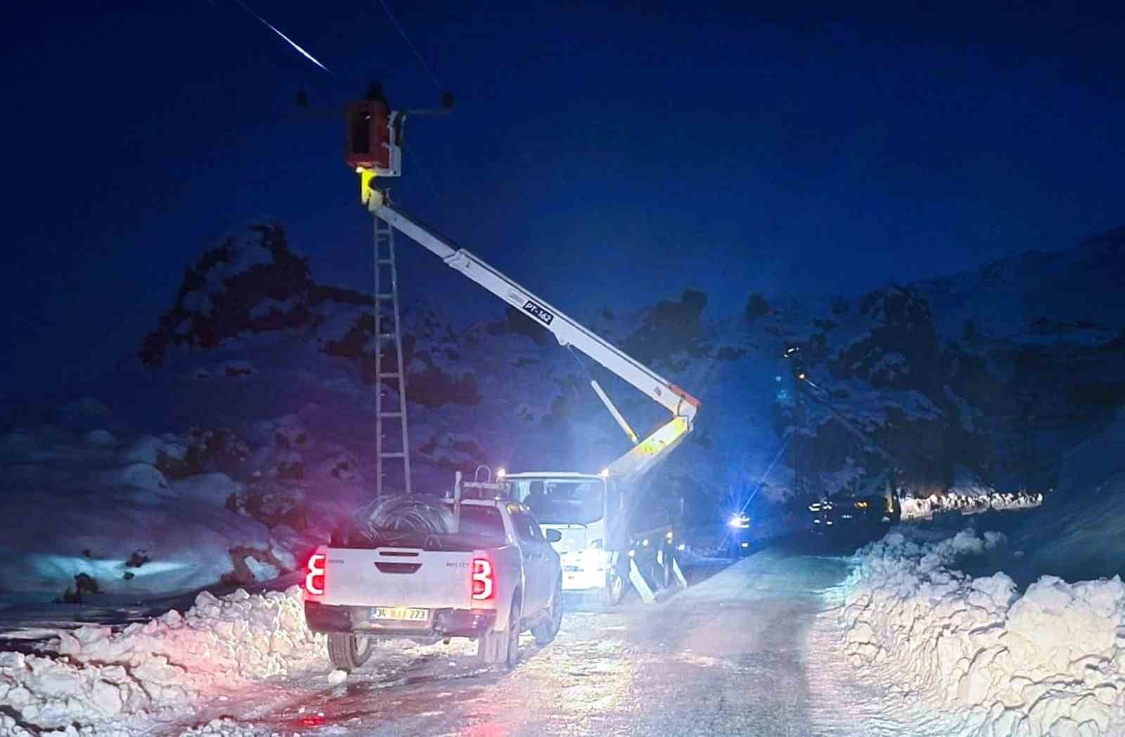 Elektrik şirketi ekipleri, kar yağışının 1 metreyi aştığı bölgede çalışmalarını sürdürüyor
Elektrik şirketi ekipleri, kar yağışının 1 metreyi aştığı bölgede çalışmalarını sürdürüyor