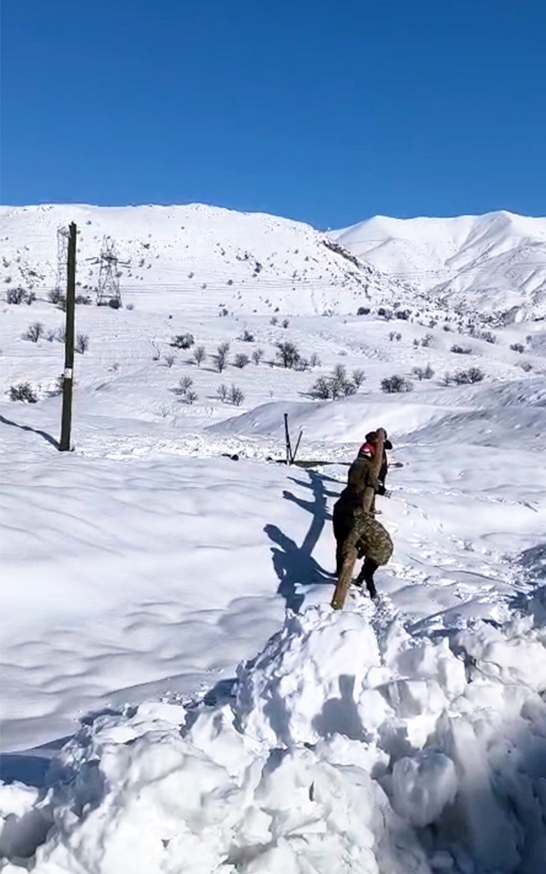 Elektrik şirketi ekipleri, kar yağışının 1 metreyi aştığı bölgede çalışmalarını sürdürüyor
Elektrik şirketi ekipleri, kar yağışının 1 metreyi aştığı bölgede çalışmalarını sürdürüyor