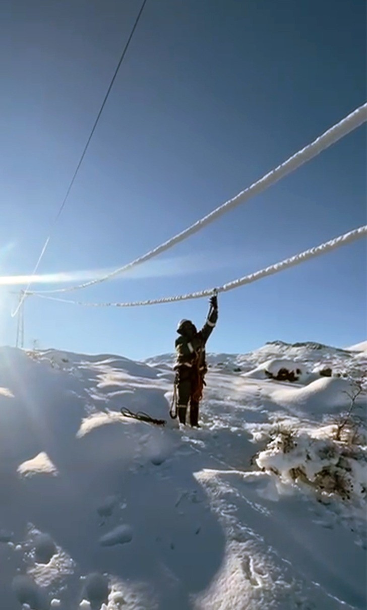 Elektrik şirketi ekipleri, kar yağışının 1 metreyi aştığı bölgede çalışmalarını sürdürüyor
Elektrik şirketi ekipleri, kar yağışının 1 metreyi aştığı bölgede çalışmalarını sürdürüyor